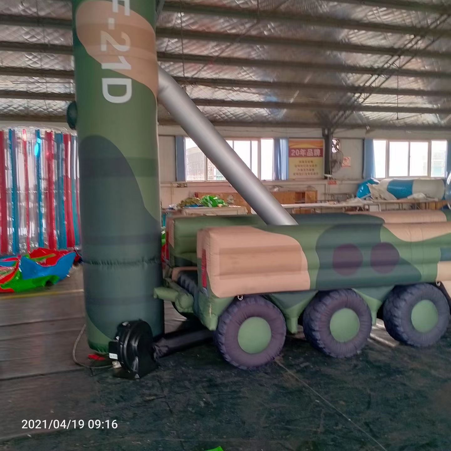 呼玛军事演习中的充气目标车辆：模拟发射车雷达车坦克飞机